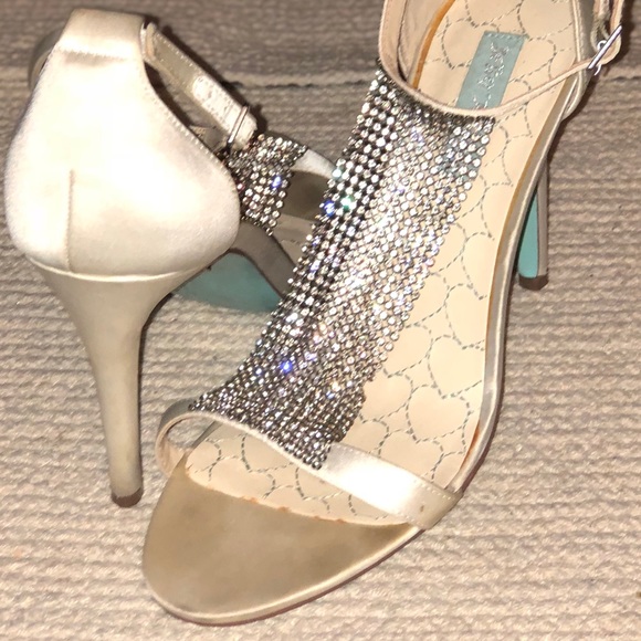 Betsey Johnson Ivory Heels 👠 9.5 - Picture 1 of 3
